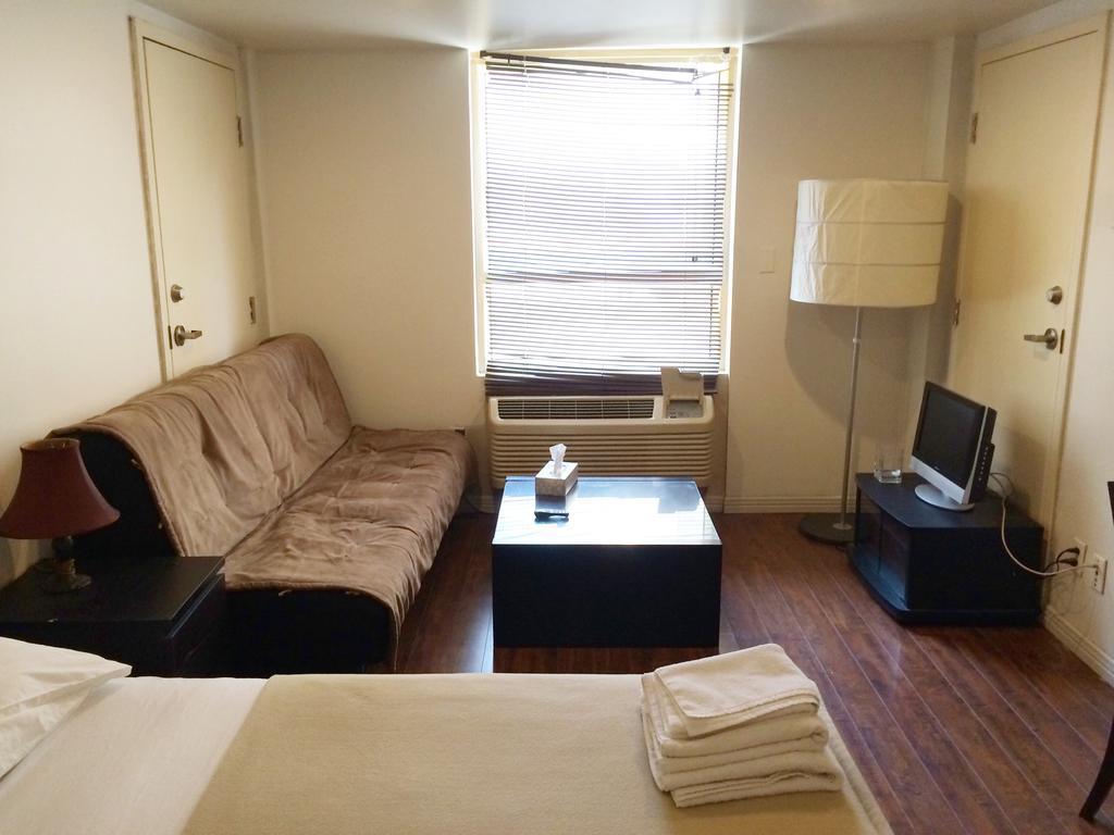 La Renaissance Dorchester Apartment Montreal Room photo