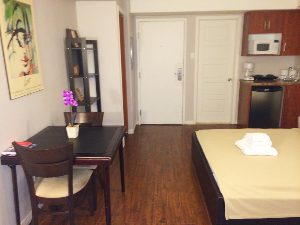 La Renaissance Dorchester Apartment Montreal Room photo